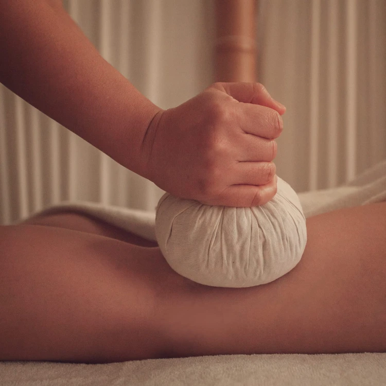 masaz tajski klasyczny z kompresami ziolowymi thai massage with herbal compresses krakow 2.jpg